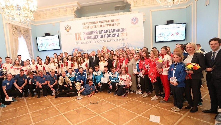 Тюменским спортсменам вручили кубок за победу в Спартакиаде учащихся России