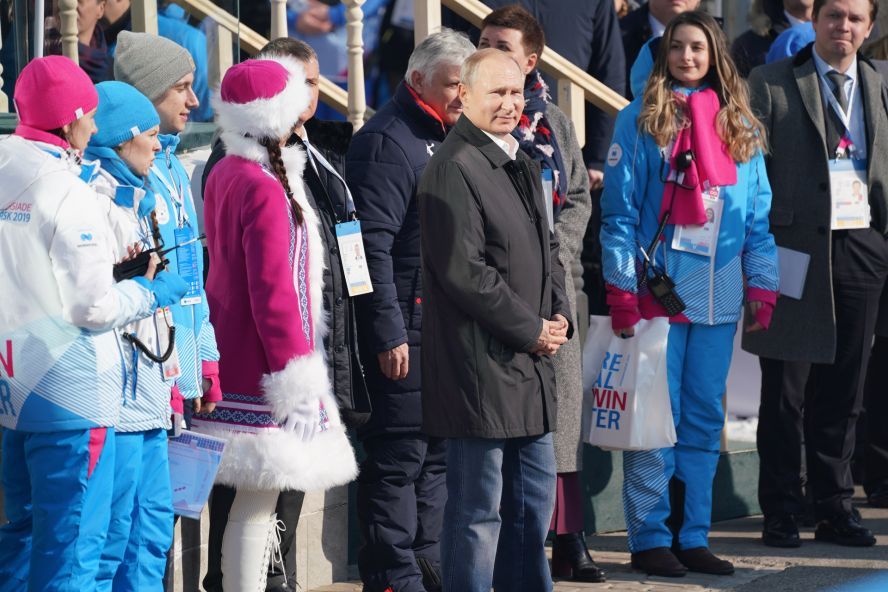 Владимир Путин на Зимней Универсиаде вручил золотую медаль тюменскому лыжнику Ивану Якимушкину