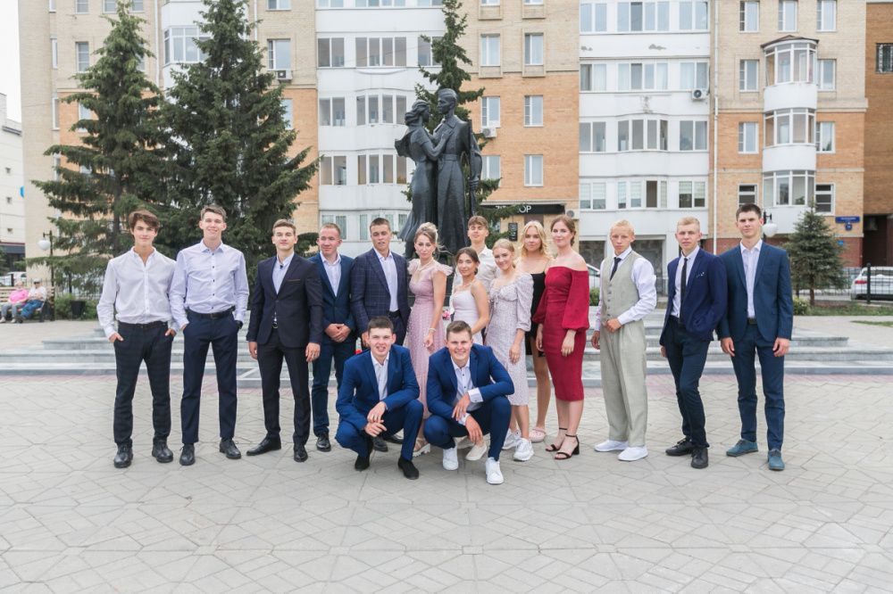 Выпускники ОСШОР Л.Н.Носковой возложили цветы у мемориала «Прощание»