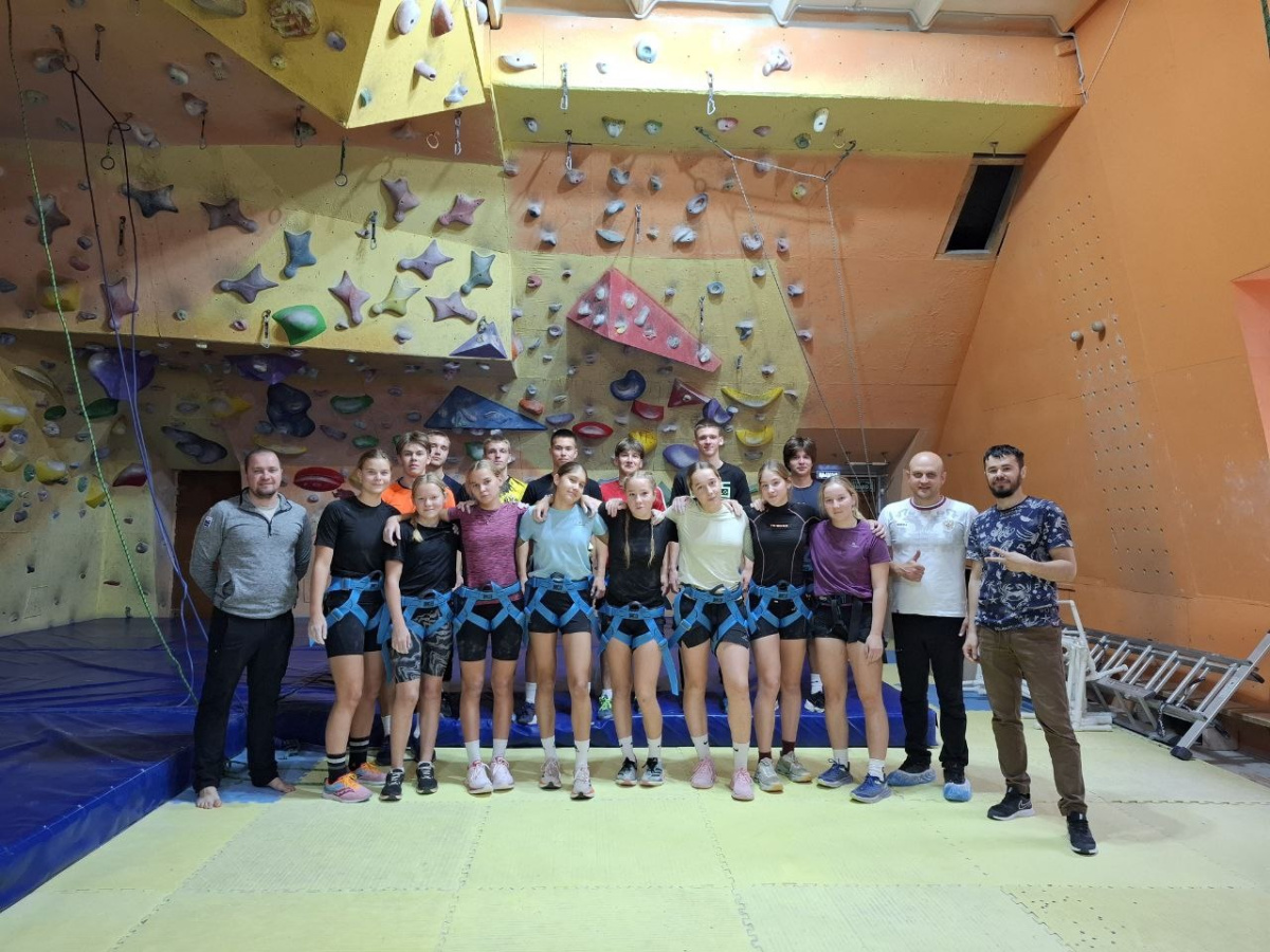 Будущие чемпионы из ОСШОР попробовали себя в скалолазании!