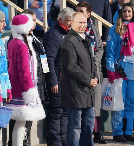 Владимир Путин на Зимней Универсиаде вручил золотую медаль тюменскому лыжнику Ивану Якимушкину
